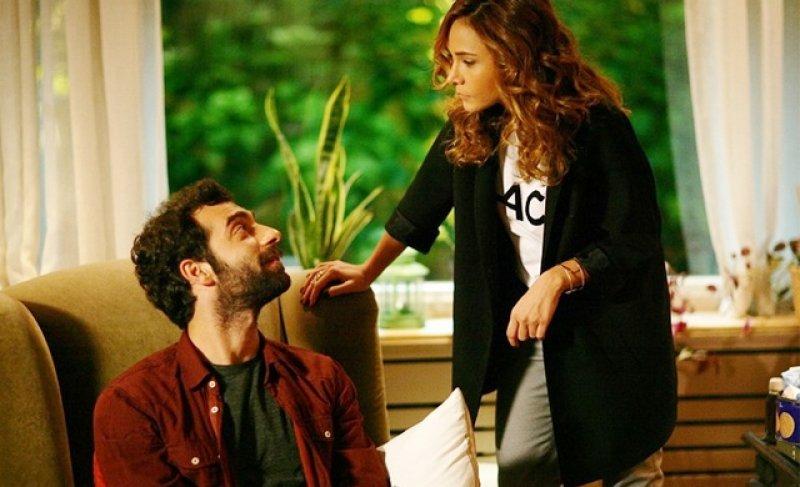 Poyraz Karayel’den dikkat çeken öpüşme sahnesi 