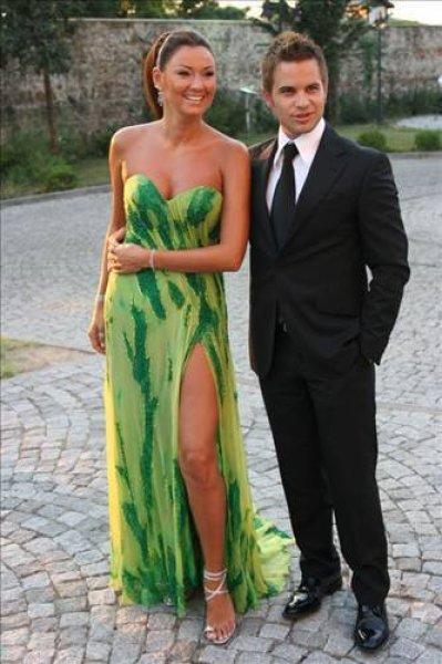 Pınar Altuğ'un kulak arkasına dövmesi