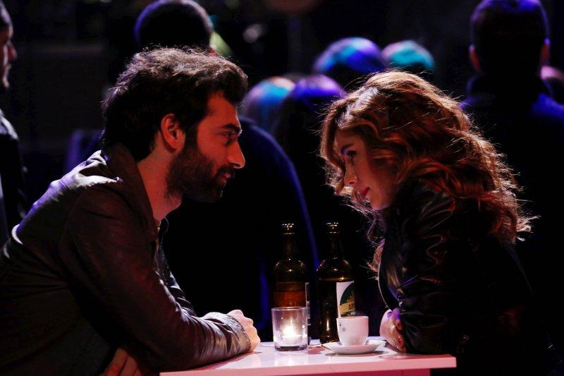 Poyraz Karayel’den dikkat çeken öpüşme sahnesi 