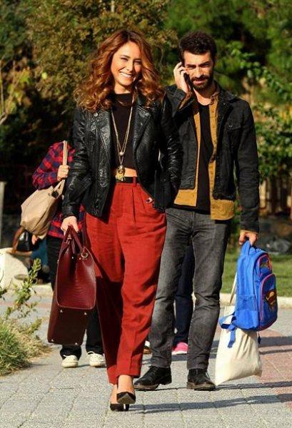 Poyraz Karayel’den dikkat çeken öpüşme sahnesi 