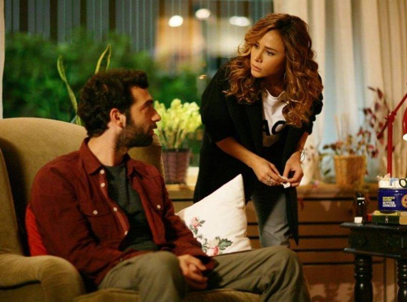 Poyraz Karayel’den dikkat çeken öpüşme sahnesi 