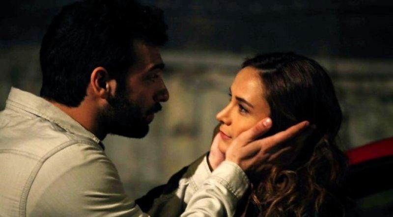 Poyraz Karayel’den dikkat çeken öpüşme sahnesi 