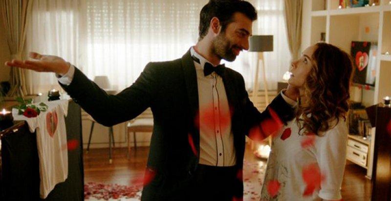 Poyraz Karayel’den dikkat çeken öpüşme sahnesi 