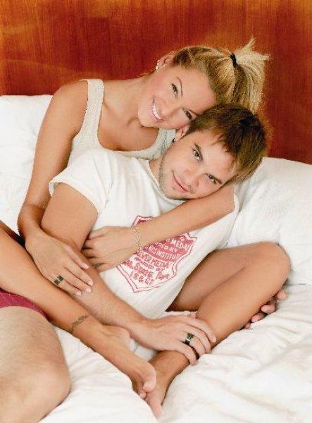 Pınar Altuğ'un kulak arkasına dövmesi