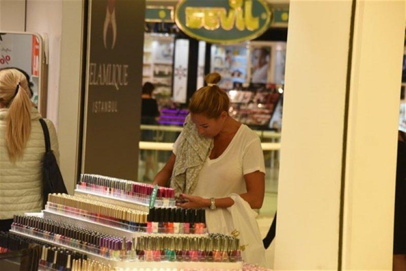 Pınar Altuğ'un kulak arkasına dövmesi