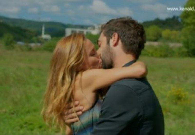 Poyraz Karayel’den dikkat çeken öpüşme sahnesi 