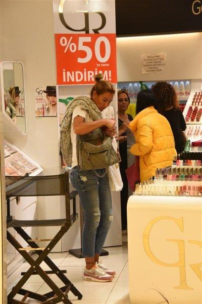 Pınar Altuğ'un kulak arkasına dövmesi