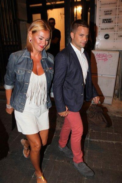 Pınar Altuğ'un kulak arkasına dövmesi