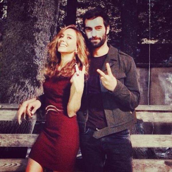 Poyraz Karayel’den dikkat çeken öpüşme sahnesi 