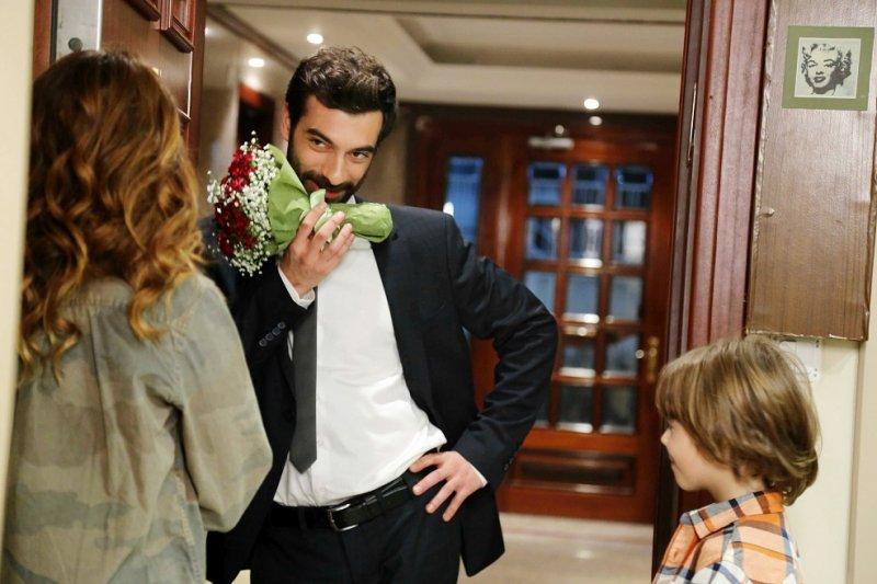 Poyraz Karayel’den dikkat çeken öpüşme sahnesi 