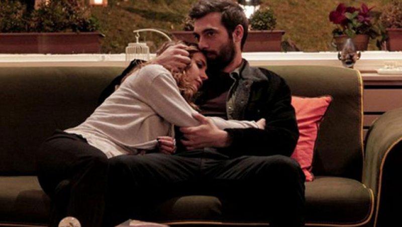 Poyraz Karayel’den dikkat çeken öpüşme sahnesi 