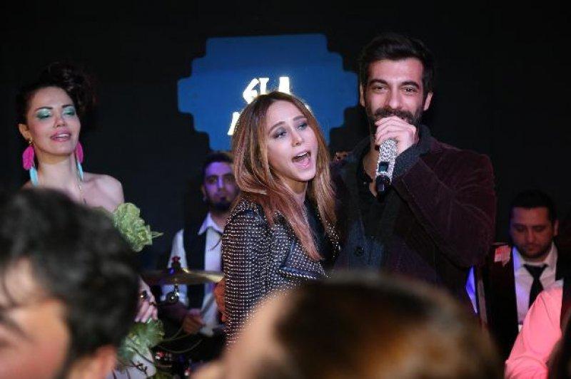 Poyraz Karayel’den dikkat çeken öpüşme sahnesi 