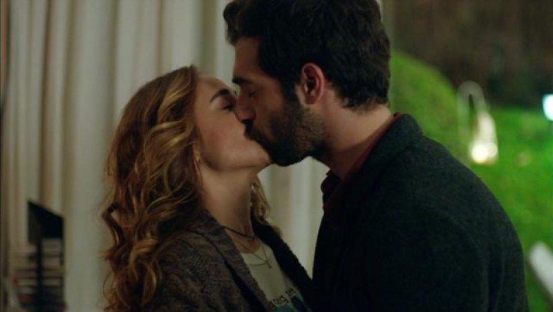 Poyraz Karayel’den dikkat çeken öpüşme sahnesi 