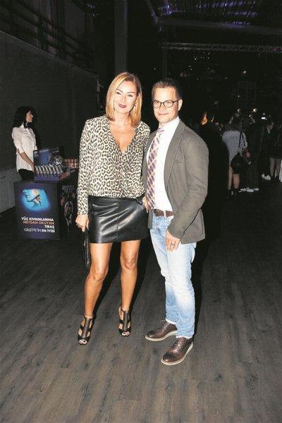 Pınar Altuğ'un kulak arkasına dövmesi