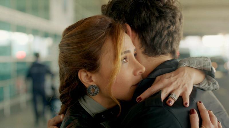 Poyraz Karayel’den dikkat çeken öpüşme sahnesi 