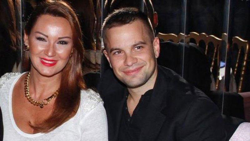 Pınar Altuğ'un kulak arkasına dövmesi