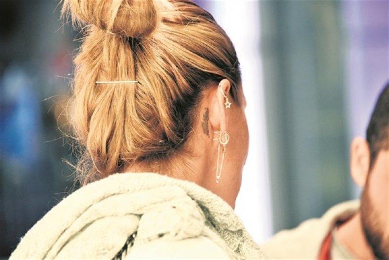 Pınar Altuğ'un kulak arkasına dövmesi