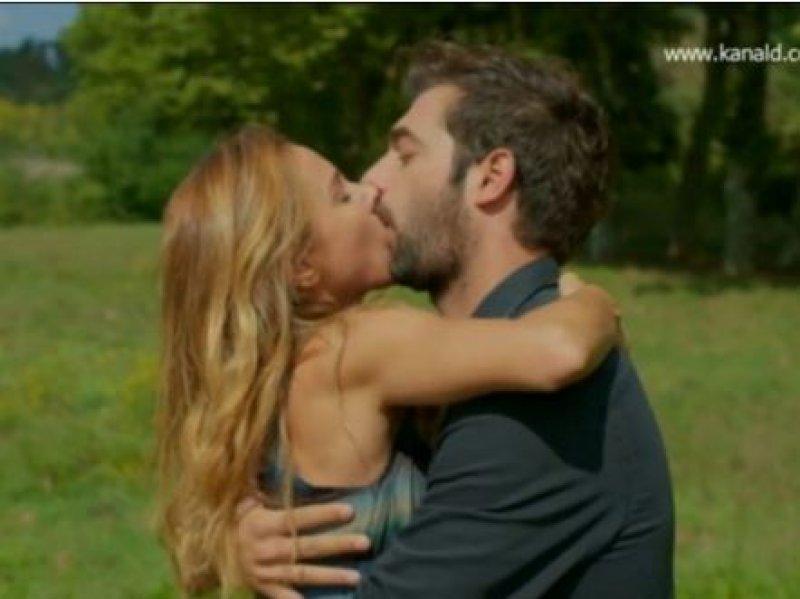 Poyraz Karayel’den dikkat çeken öpüşme sahnesi 