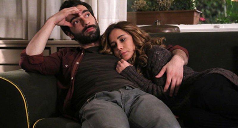 Poyraz Karayel’den dikkat çeken öpüşme sahnesi 