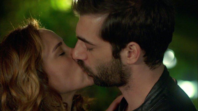 Poyraz Karayel’den dikkat çeken öpüşme sahnesi 