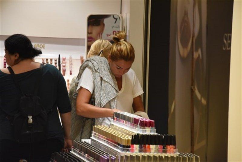 Pınar Altuğ'un kulak arkasına dövmesi