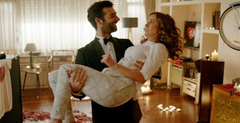 Poyraz Karayel’den dikkat çeken öpüşme sahnesi 