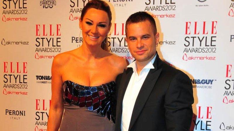 Pınar Altuğ'un kulak arkasına dövmesi