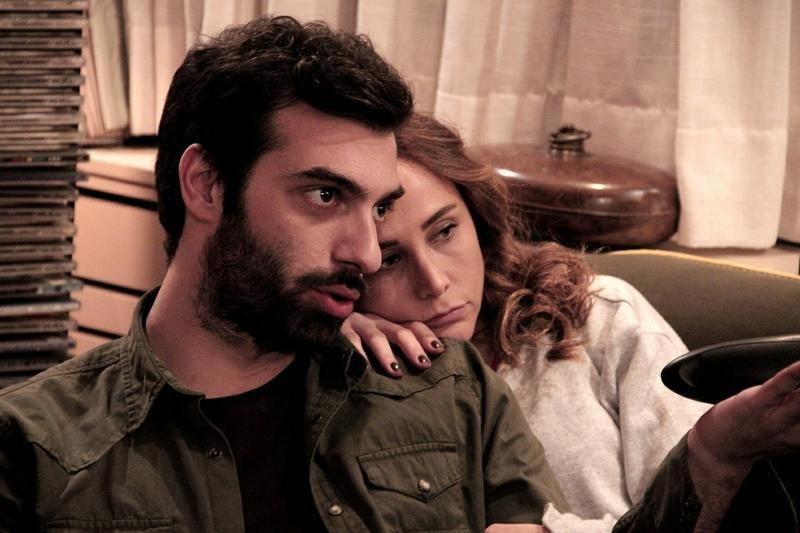 Poyraz Karayel’den dikkat çeken öpüşme sahnesi 