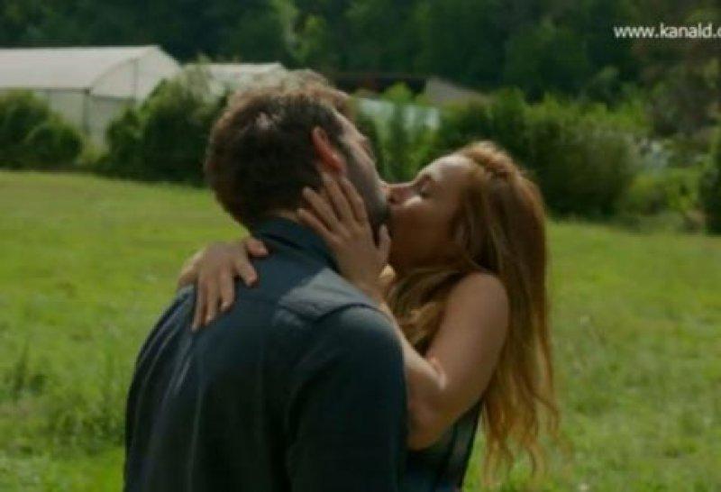 Poyraz Karayel’den dikkat çeken öpüşme sahnesi 