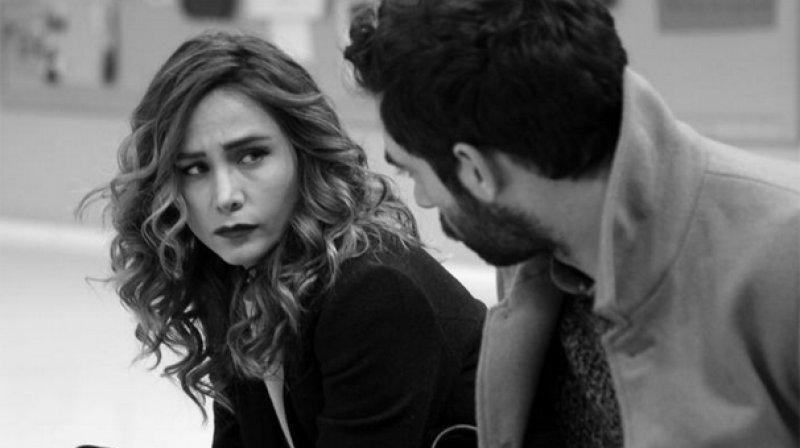 Poyraz Karayel’den dikkat çeken öpüşme sahnesi 