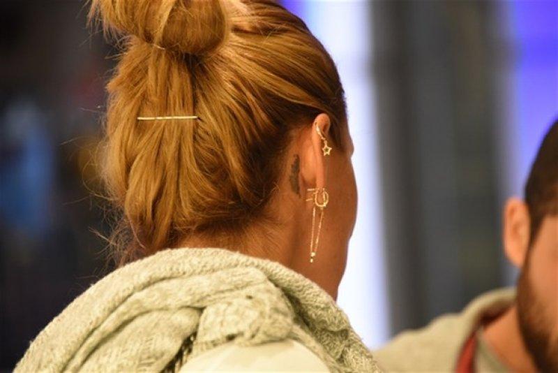 Pınar Altuğ'un kulak arkasına dövmesi