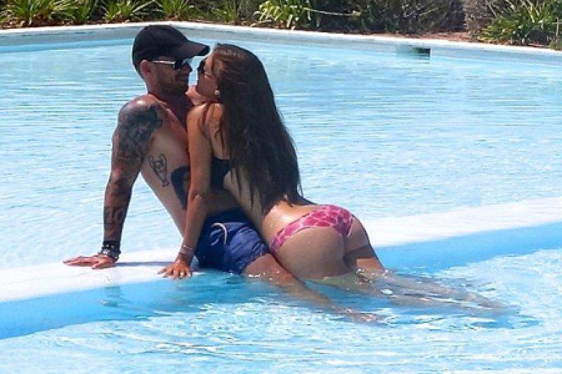 7 aylık hamile Yolanthe Cabau soyundu