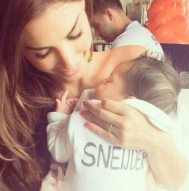 7 aylık hamile Yolanthe Cabau soyundu