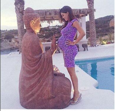 7 aylık hamile Yolanthe Cabau soyundu