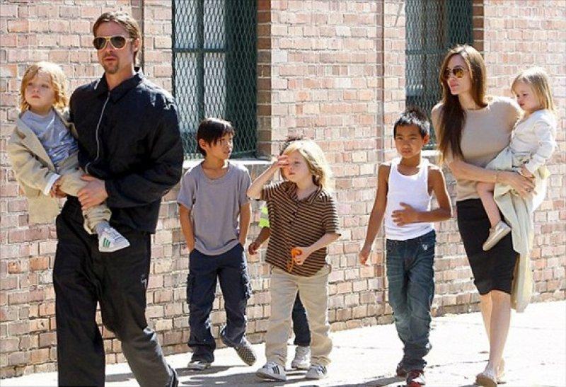Angelina Jolie ve Brad Pitt 6 çocuğu ile Vogue'a poz verdi 