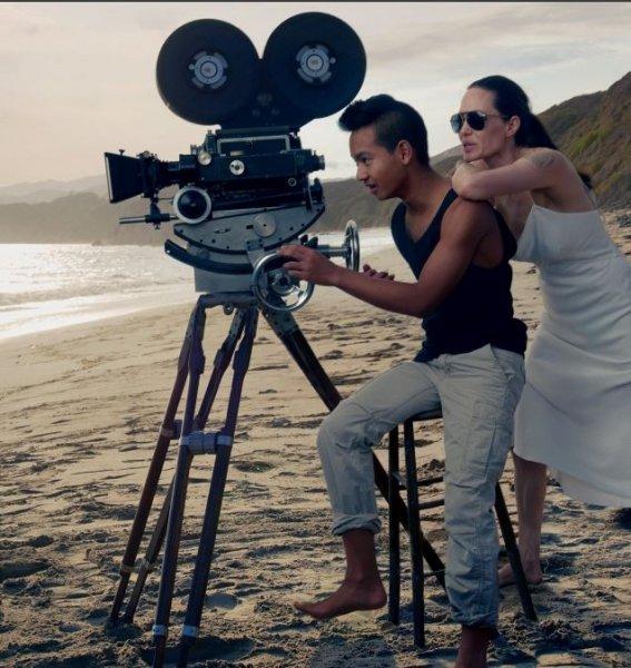 Angelina Jolie ve Brad Pitt 6 çocuğu ile Vogue'a poz verdi 