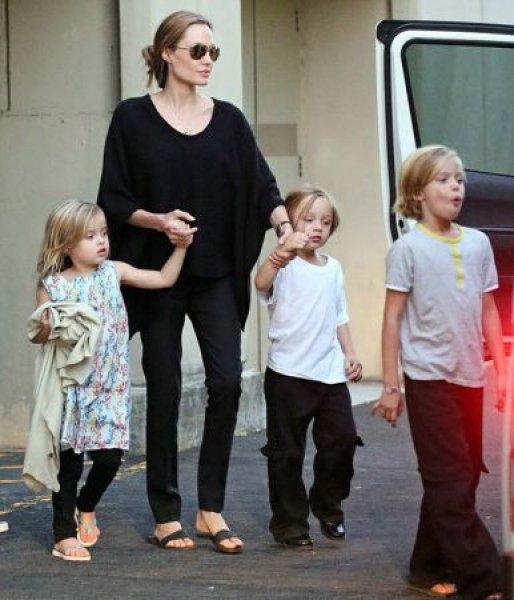 Angelina Jolie ve Brad Pitt 6 çocuğu ile Vogue'a poz verdi 