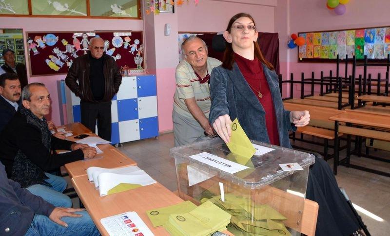 Dünyanın en uzun kızı ilk kez oy kullandı