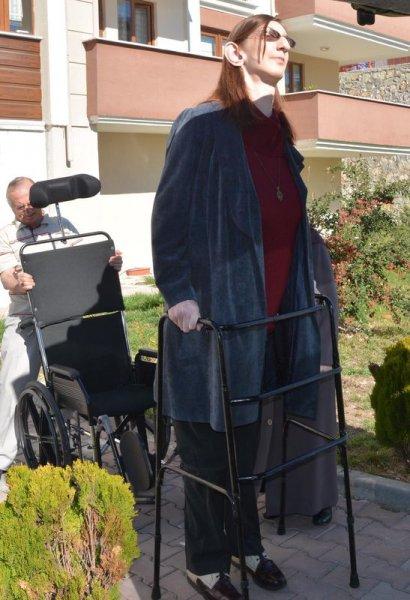 Dünyanın en uzun kızı ilk kez oy kullandı