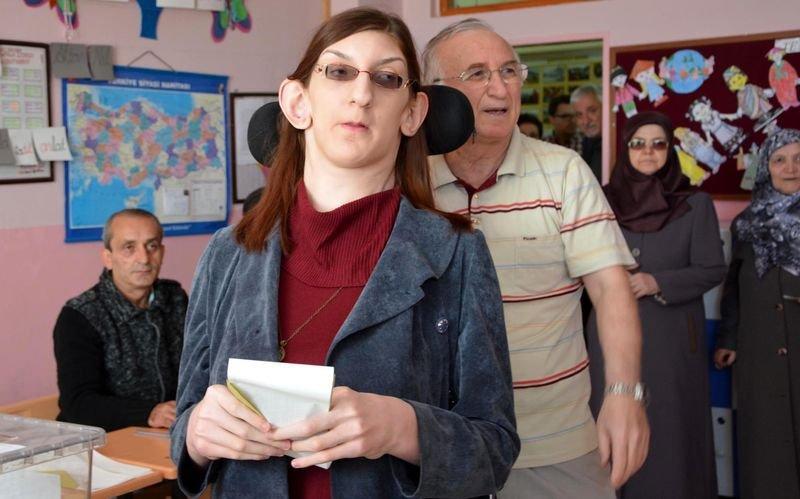 Dünyanın en uzun kızı ilk kez oy kullandı