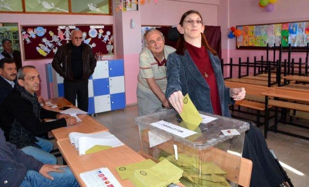 Dünyanın en uzun kızı ilk kez oy kullandı