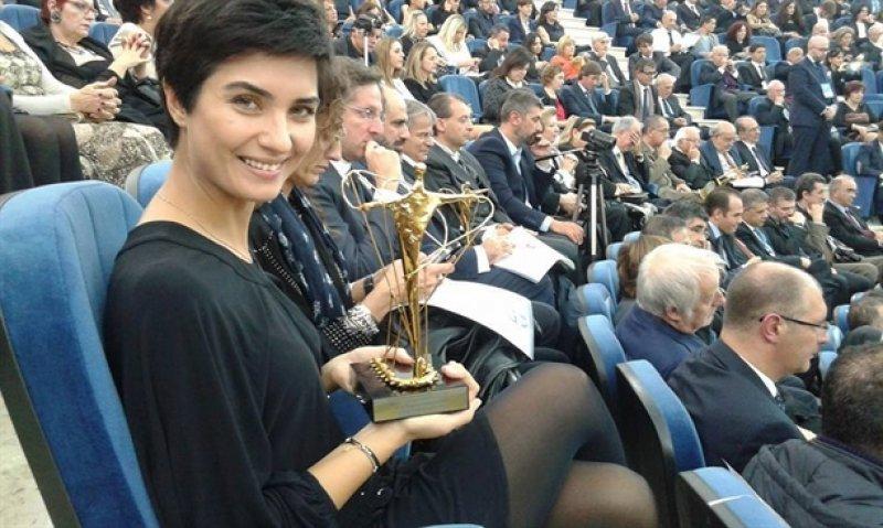 Tuba Büyüküstün Vatikan'da ödül aldı