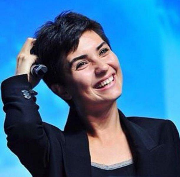 Tuba Büyüküstün Vatikan'da ödül aldı