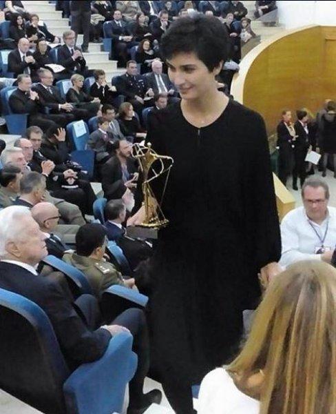 Tuba Büyüküstün Vatikan'da ödül aldı