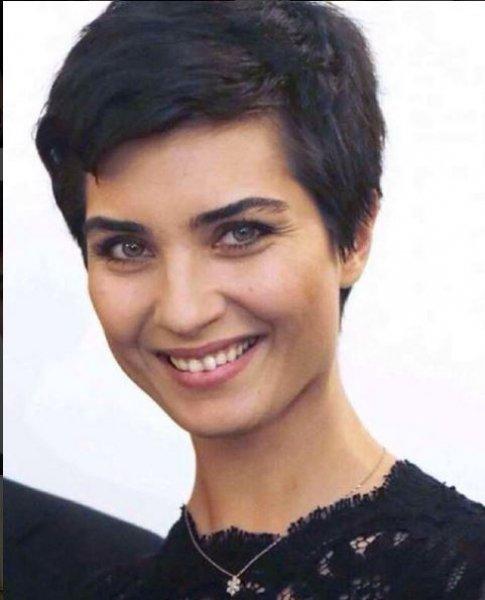 Tuba Büyüküstün Vatikan'da ödül aldı