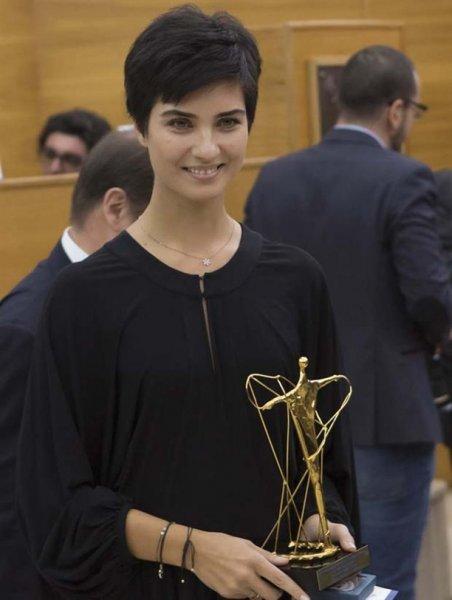 Tuba Büyüküstün Vatikan'da ödül aldı