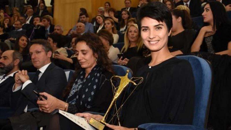 Tuba Büyüküstün Vatikan'da ödül aldı