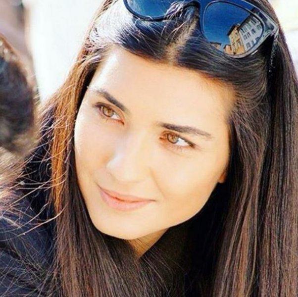 Tuba Büyüküstün Vatikan'da ödül aldı