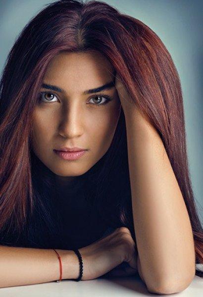 Tuba Büyüküstün Vatikan'da ödül aldı