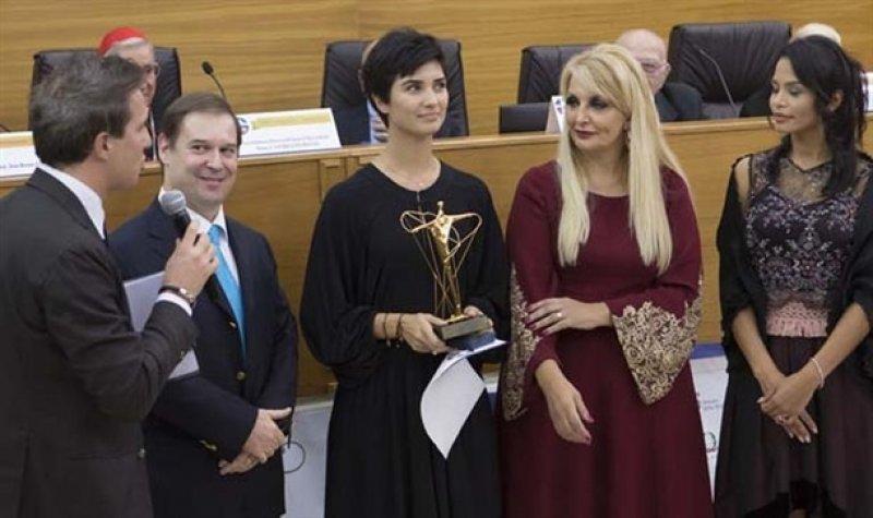 Tuba Büyüküstün Vatikan'da ödül aldı